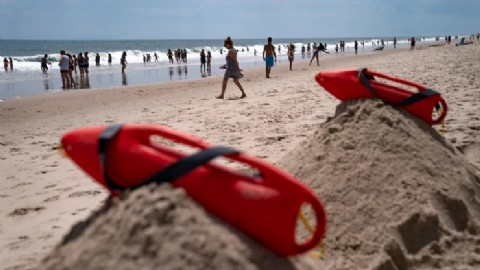 Refuerzan vigilancia por tiburones en Long Island ante el feriado del 4 de julio