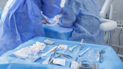 Jugaban en el quirófano al bingo musical: acusan a anestesiólogo por la muerte de un paciente en una cirugía de rutina