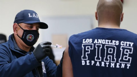 Los Ángeles considera levantar mandato de vacunación por Covid para empleados de la ciudad