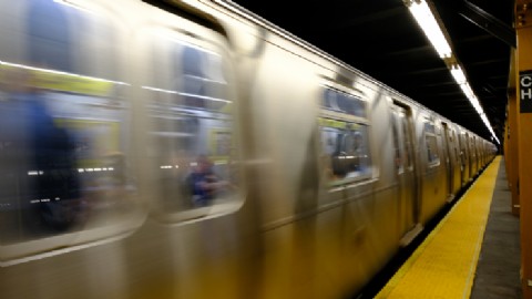 Juego mortal en Nueva York: dos niñas murieron por “surfear” en el metro