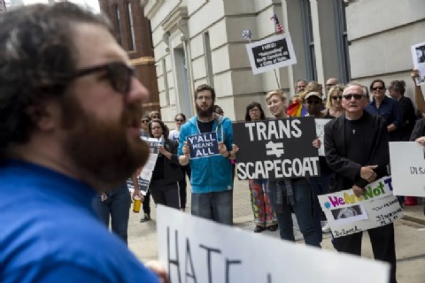 Bloquean una ley de Arizona que prohibía a niñas transgénero jugar en equipos femeninos