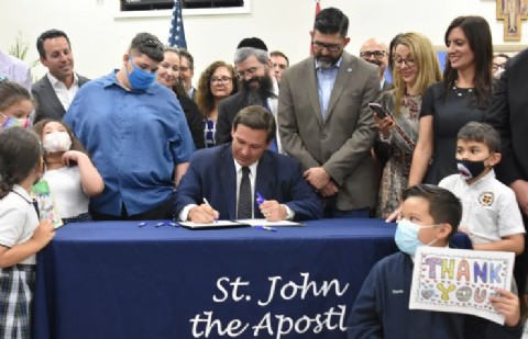 Florida y demandantes contra la ley del Derecho de los Padres a la Educación alcanzan acuerdo satisfactorio