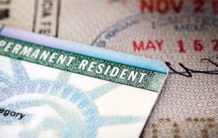 Green Card bajo riesgo: USCIS endurece controles por respaldo a organizaciones terroristas