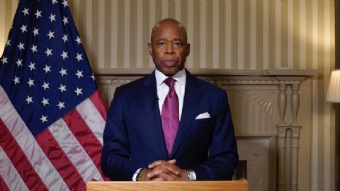 Eric Adams está dispuesto a colaborar con el zar de la frontera para deportaciones específicas