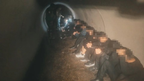 Texas: la Patrulla Fronteriza detuvo a migrantes cruzando por drenaje pluvial en El Paso