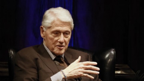 La frágil imagen de Bill Clinton: temblores y pausas que encendieron las alarmas