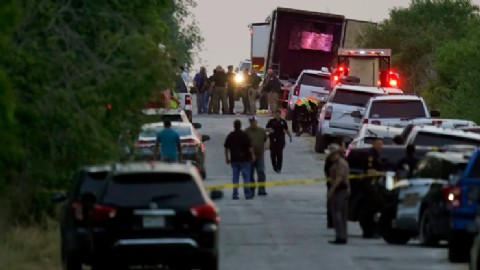 Detuvieron a un miembro de la red que abandonó un tráiler en Texas donde murieron 54 migrantes