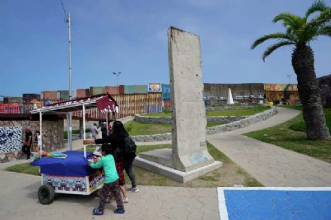 México coloca una piedra del Muro de Berlín cerca de la frontera con Estados Unidos