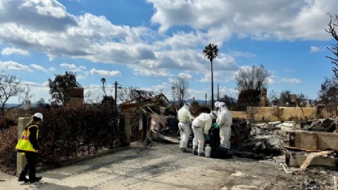 Buscan desechos tóxicos en Los Ángeles a un mes de los incendios devastadores