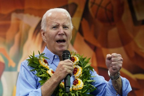Patética visita de Joe Biden a Hawaii por los incendios: Fue abucheado y le reclamaron que llegó 14 días tarde