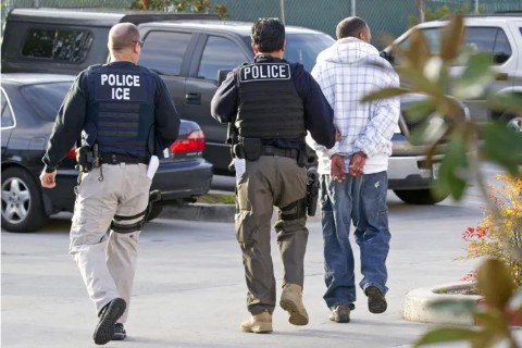 VIDEO | Según ICE, las deportaciones alcanzaron el nivel más alto en una década
