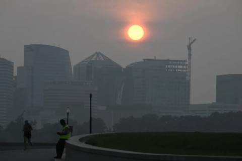 Los incendios forestales récord de Canadá amenazan al país con un verano lleno de humo