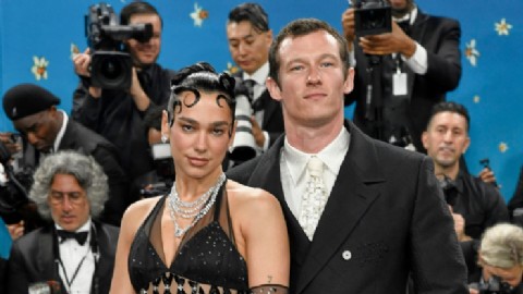 VIDEO | Tensión en París: Dua Lipa y Callum Turner enfrentaron a paparazzi tras una cena privada