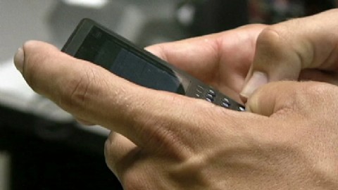 A partir de febrero de 2025 prohíben celulares en escuelas de Los Ángeles