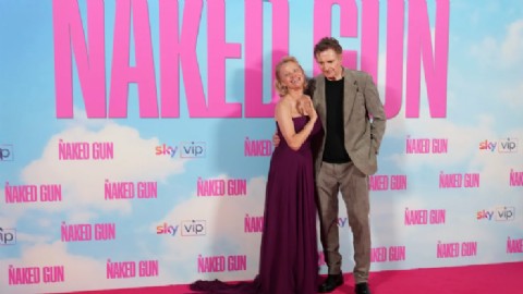 VIDEO | Pamela Anderson y Liam Neeson encienden rumores de romance en la presentación de “The Naked Gun”