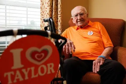 VIDEO | El fanático de 95 años que convirtió a un hogar de ancianos en un club de seguidores de Taylor Swift