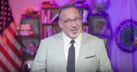 VIDEO | El Departamento de Educación estrena página de Facebook en español