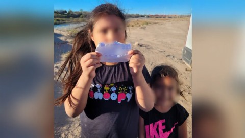 Rescatan a dos niñas migrantes abandonadas en Texas con una nota