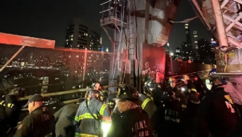 Nueva York: cayó 15 metros en el Queensboro Bridge mientras grababa un video y quedó en estado crítico