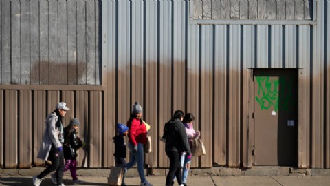 Chicago cerrará a fin de año refugios para inmigrantes recién llegados