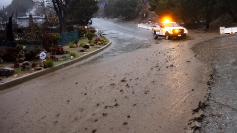 Tormentas eléctricas y lluvias intensas generan evacuaciones y caos en el sur de California