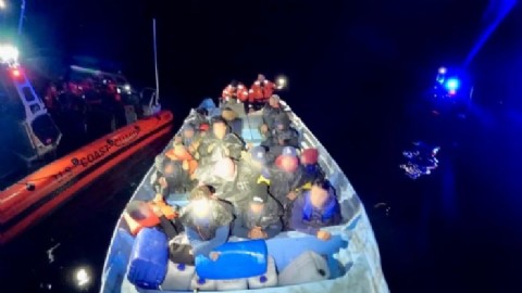 La Guardia Costera interceptó una embarcación con 21 inmigrantes indocumentados rumbo a San Diego