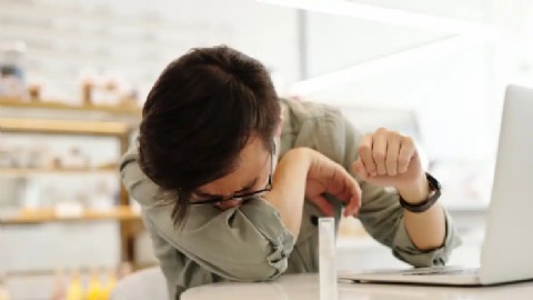 Más de 500 personas bajo investigación por caso de tuberculosis en Nebraska