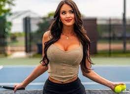 Rachel Stuhlmann, la sexy influencer del tenis te enseña a jugar