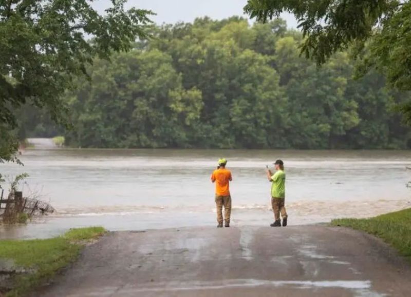 Fuertes lluvias provocan falla en una represa en Illinois, obligando a los residentes a evacuar