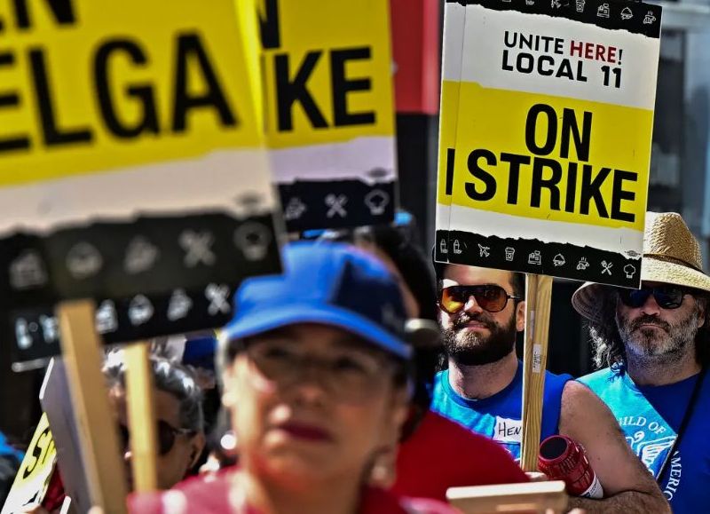 Trabajadores de hotel en huelga son reemplazados por migrantes solicitantes de asilo en Los Ángeles