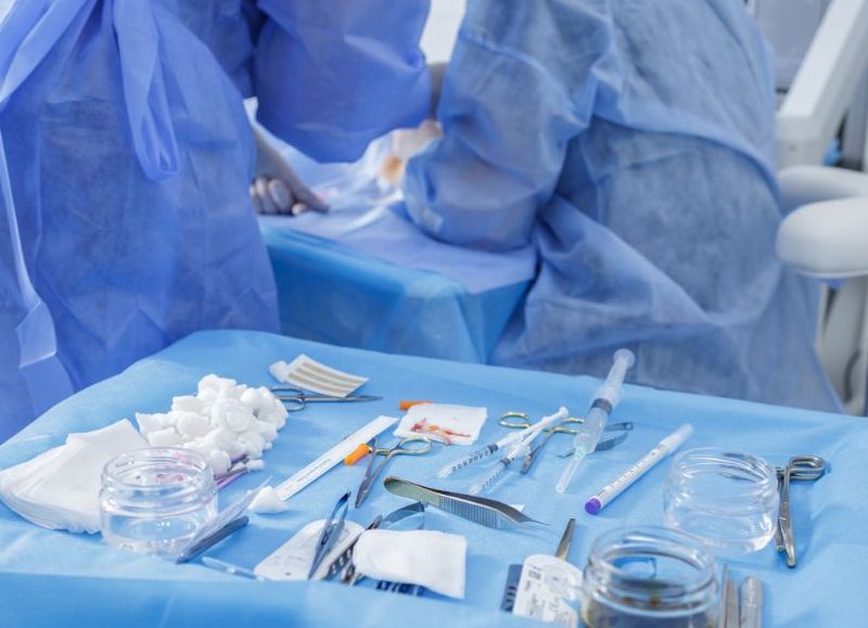 Jugaban en el quirófano al bingo musical: acusan a anestesiólogo por la muerte de un paciente en una cirugía de rutina