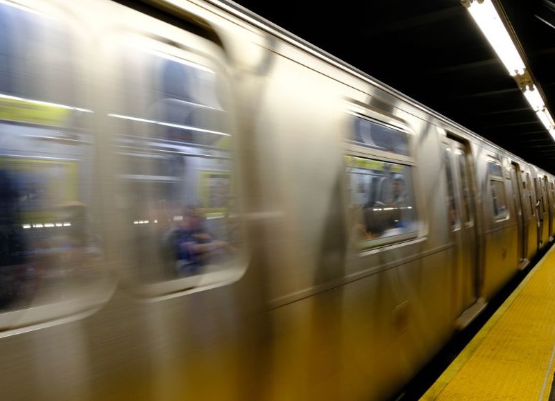 Juego mortal en Nueva York: dos niñas murieron por “surfear” en el metro