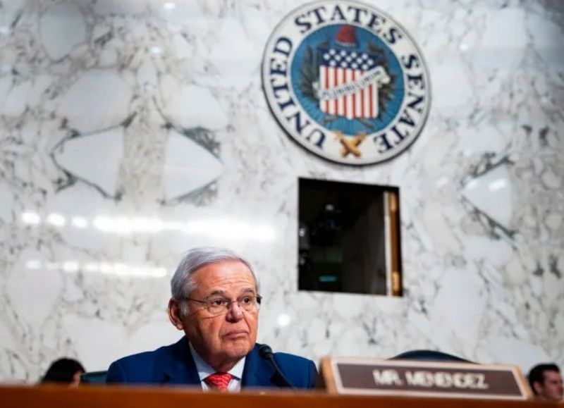 Bob Menéndez evalúa la reelección en el Senado como independiente