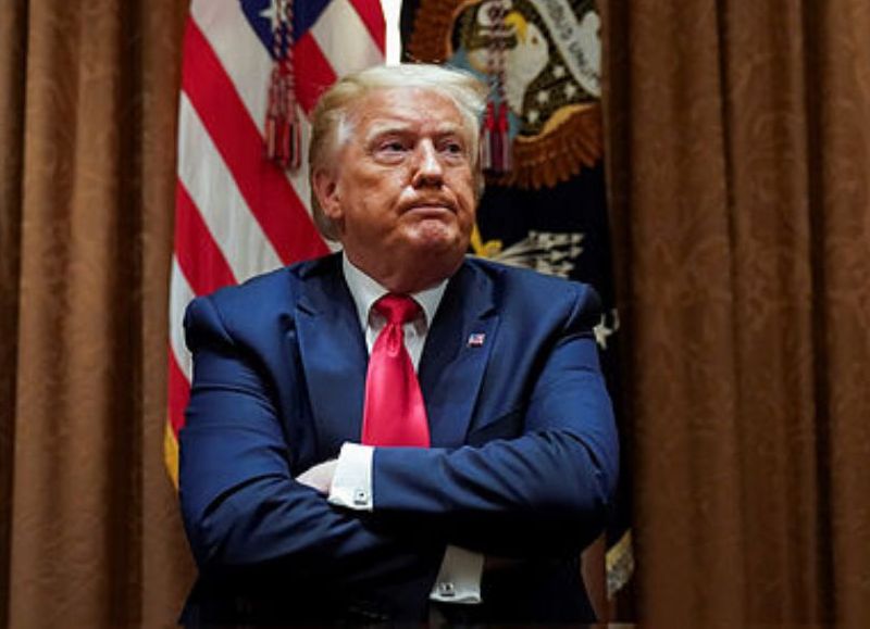 Trump celebra la renuncia de directivos de la BBC con un discurso autoritario que ataca la libertad de prensa