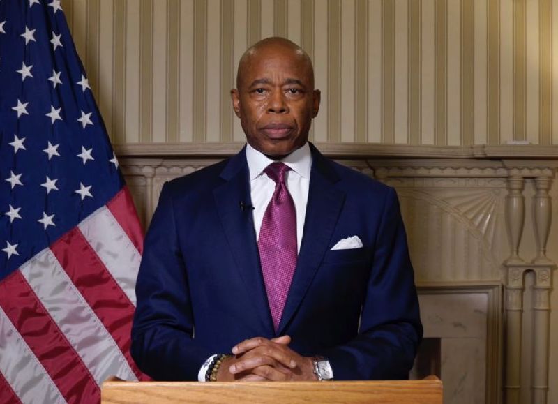 Eric Adams está dispuesto a colaborar con el zar de la frontera para deportaciones específicas