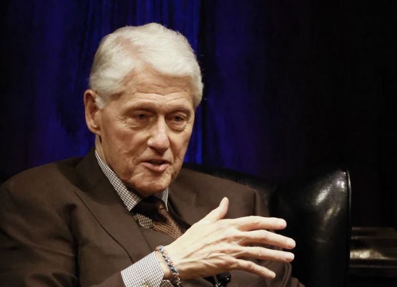 La frágil imagen de Bill Clinton: temblores y pausas que encendieron las alarmas