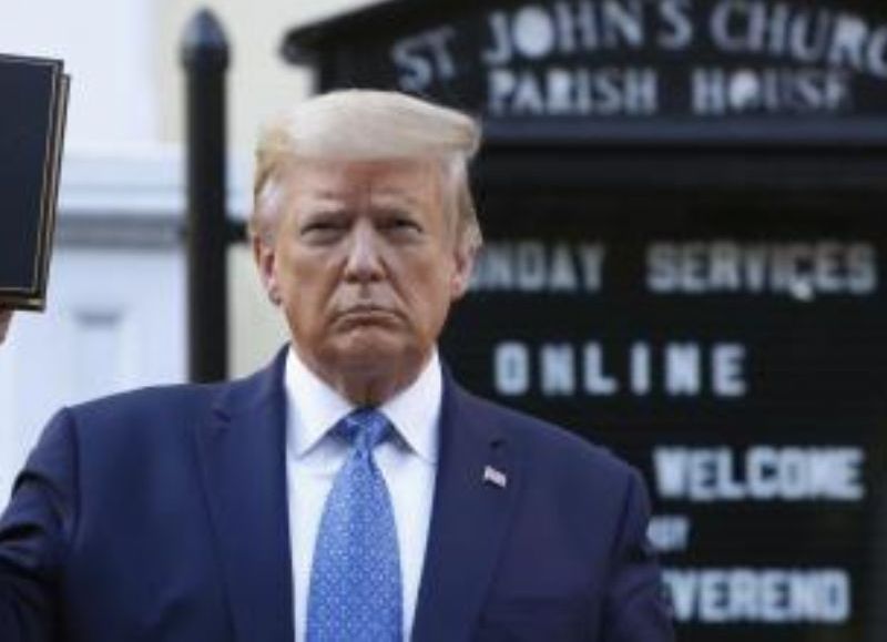 Le salió el disparo por detrás: las biblias que ofrece Donald Trump se imprimieron en China