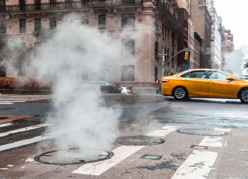 Conmoción en Nueva York: una mujer murió tras caer en una alcantarilla abierta en pleno Manhattan