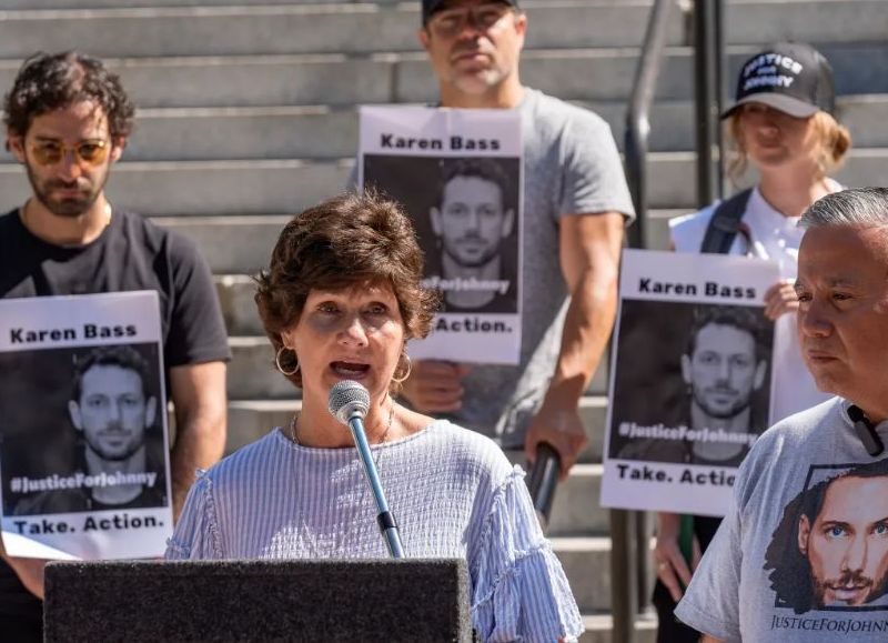 La familia de un actor asesinado exige justicia en Los Ángeles