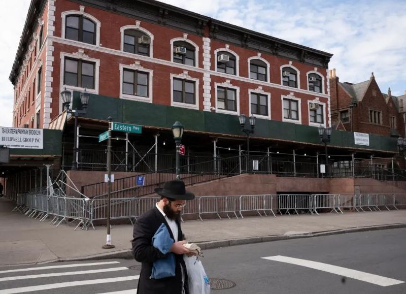VIDEO | Nueva York: un auto embistió la sede mundial de Jabad en Brooklyn y se investiga un posible ataque antisemita