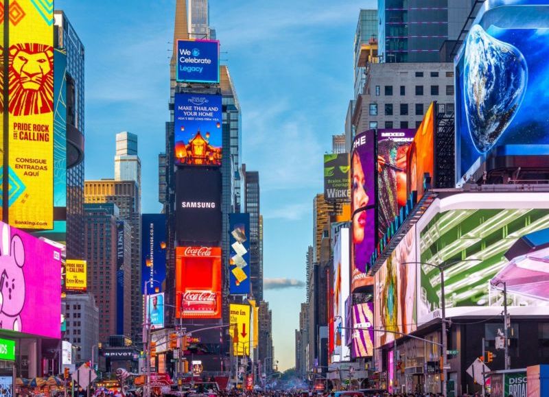 Times Square: abandonaron a una bebé en plena calle y buscan al padre