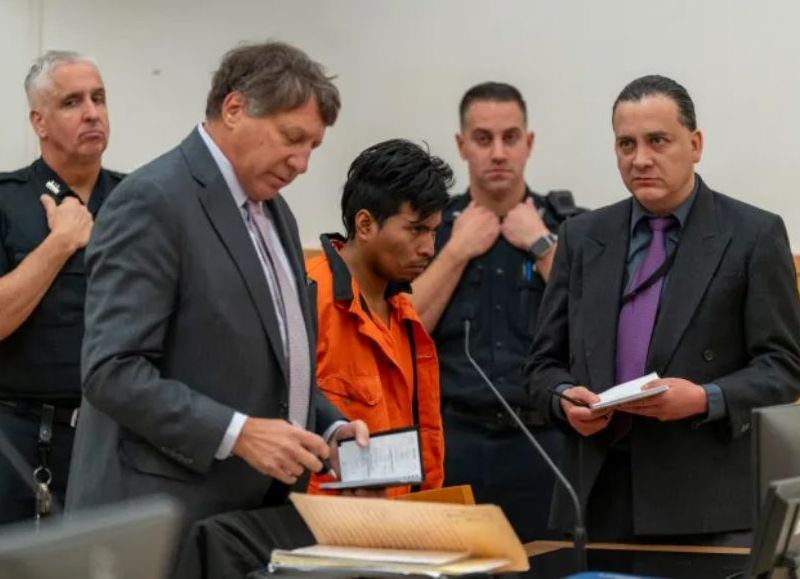 Migrante acusado de prender fuego a una mujer en el metro de Nueva York se declara no culpable