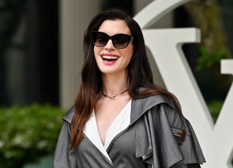 VIDEO | Anne Hathaway anunció que espera su tercer hijo a los 43 años
