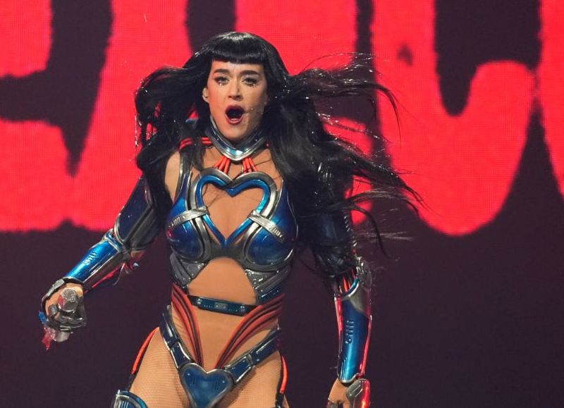 VIDEO | Katy Perry preocupó a sus fans tras un incidente en pleno show en Carolina del Norte