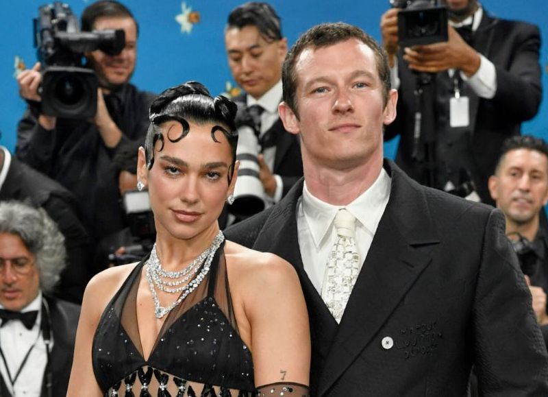 VIDEO | Tensión en París: Dua Lipa y Callum Turner enfrentaron a paparazzi tras una cena privada