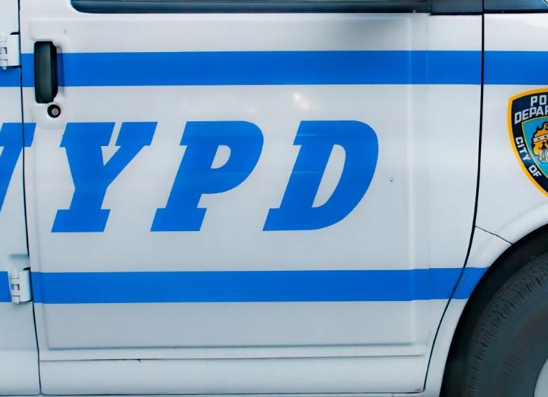La Policía de Nueva York abatió a un hombre armado de 79 años frente a una comisaría en Queens