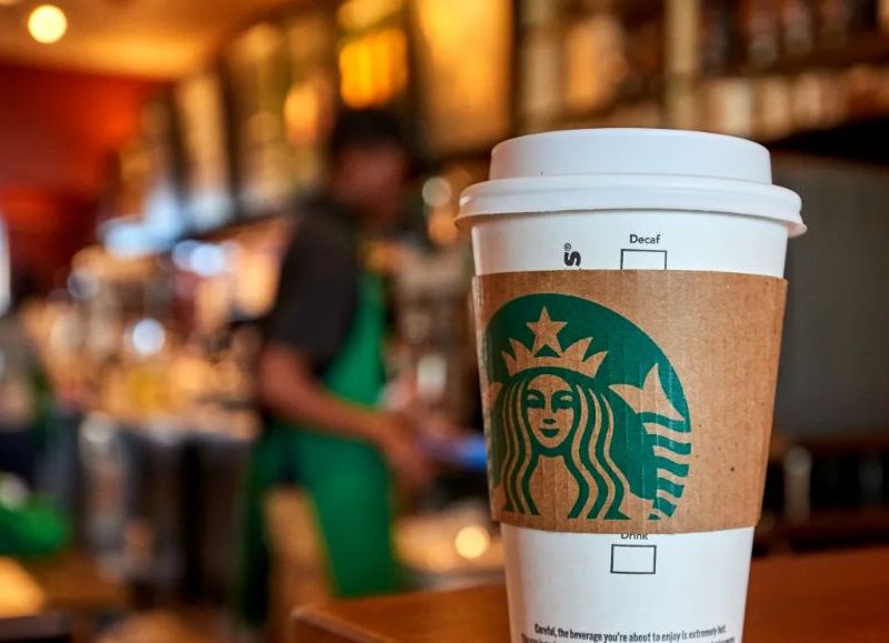 Una huelga de baristas en Starbucks por nuevas reglas de vestimenta desata conflicto sindical