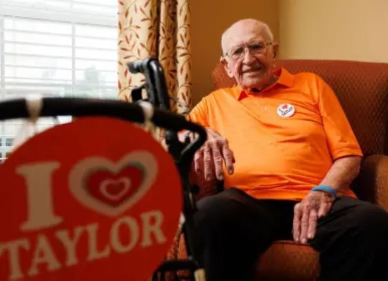 VIDEO | El fanático de 95 años que convirtió a un hogar de ancianos en un club de seguidores de Taylor Swift