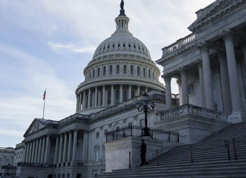 Se robó 240 celulares del Congreso y los revendió: un exfuncionario bajo la lupa del FBI