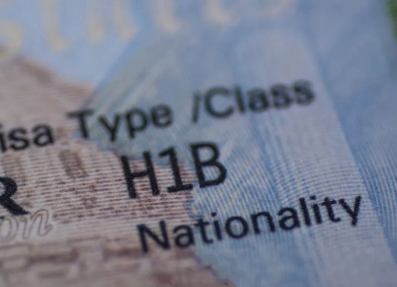 El Gobierno pone tarifa récord de 100 mil dólares para nuevas visas H-1B: nuevas trabas para trabajadores y viajeros